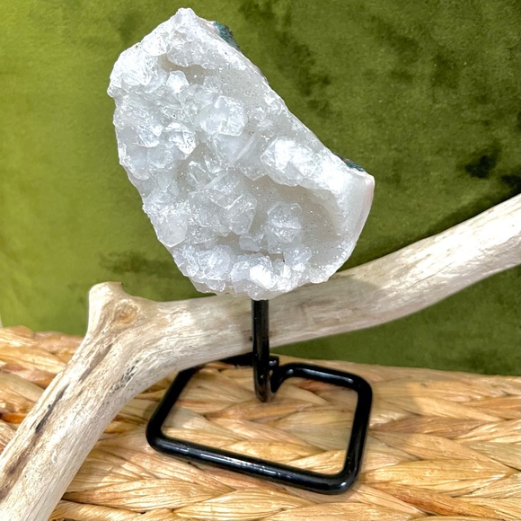 Quartz on a stand - Picture 13 of 15